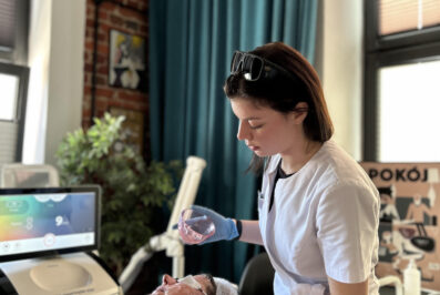 Przebarwienia na Dłoniach – Jak Skutecznie Zatrzymać Czas?